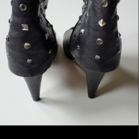 7.5 VINCE CAMUTO STUDDED BLACK LEATHER PEEP CUFFED HEELED BOOTS BOOTIES 7 - Picture 4 of 8